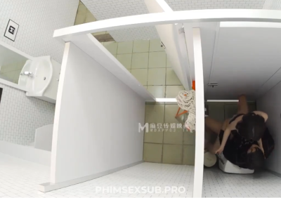 Trai săm trổ puplic em cave hàng ngon trong toa let công cộng quá tuyệt vời